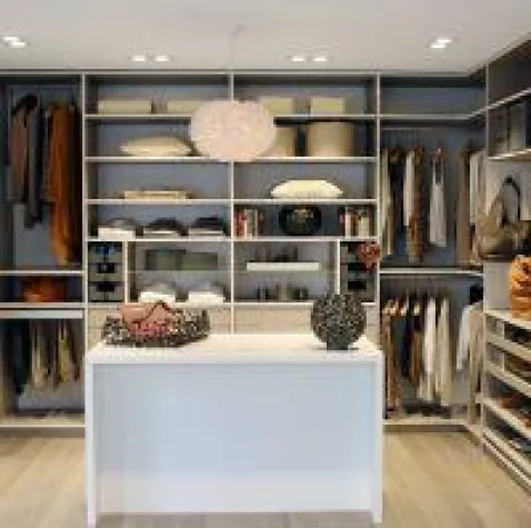 Bild: Das Ankleidezimmer "Urban Classic" von CABINET