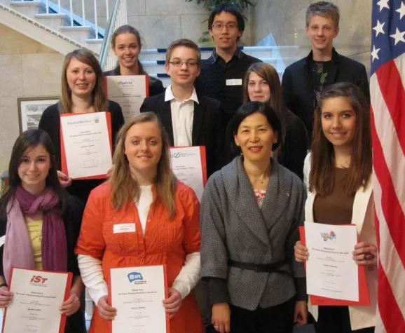 Bild: Stipendien für Schulaufenthalte im Ausland im Wert von 40.000 Euro