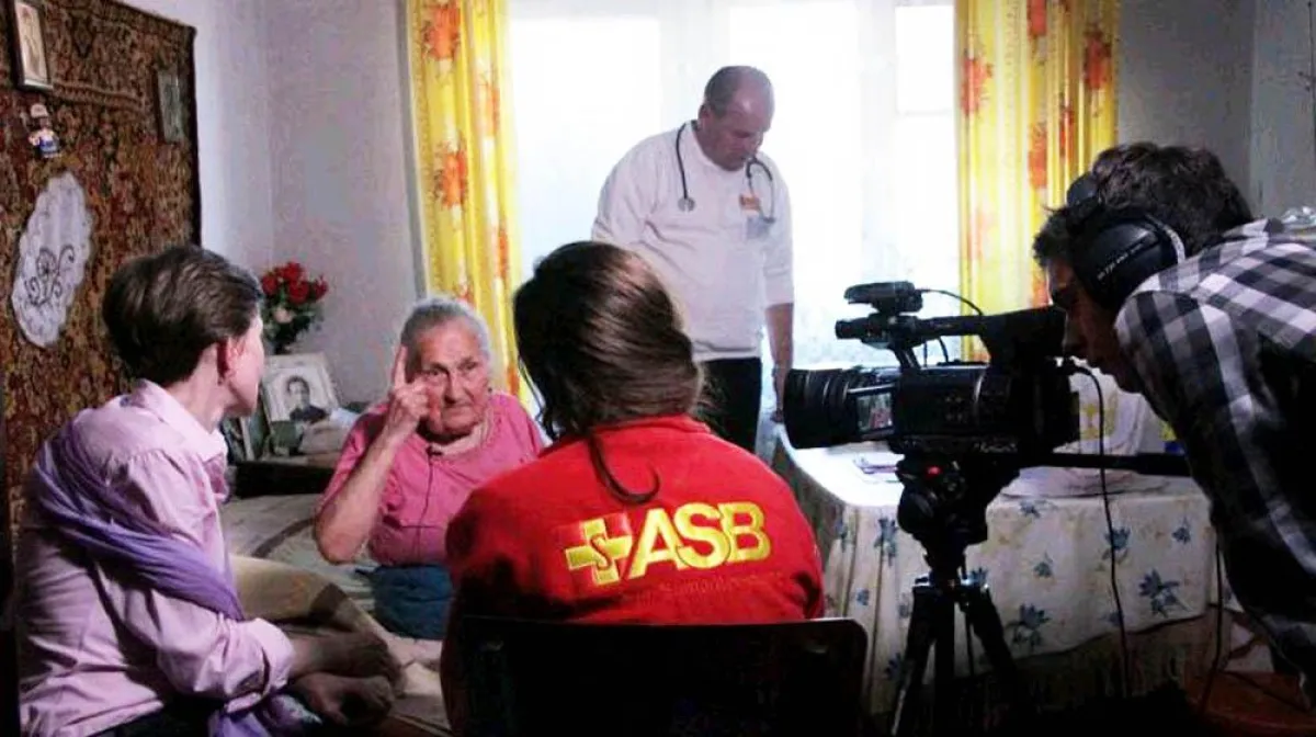 Seniorin berichtet den Jugendlichen von ASJ und MZM von der NS-Zwangsarbeit. Foto: ASJ München