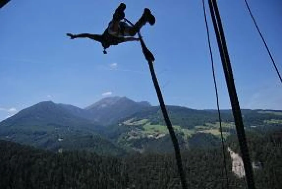 Skiass Florian Eisath beim Bungy Sprung aus 192m auf der Europabrücke