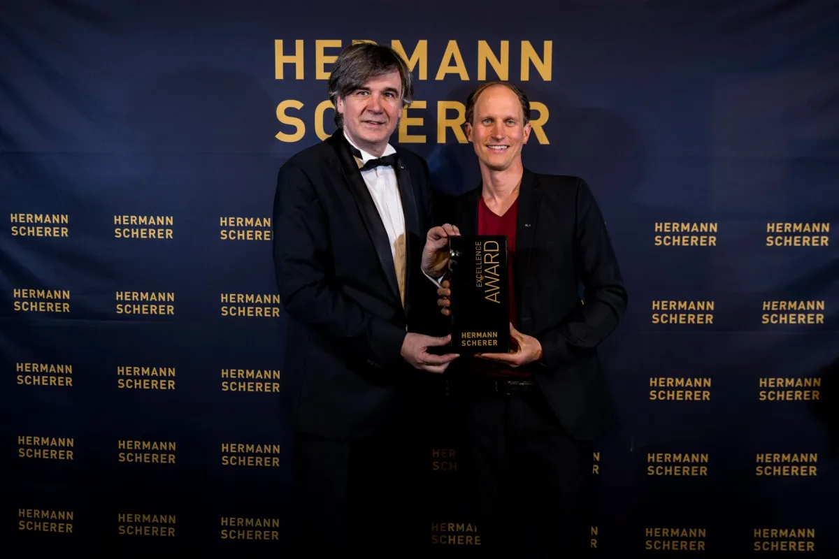 Ralf Kraft (rechts im Bild), Fussexperte aus Freiburg, bei der Verleihung des Excellence Award (© DominikPfau)