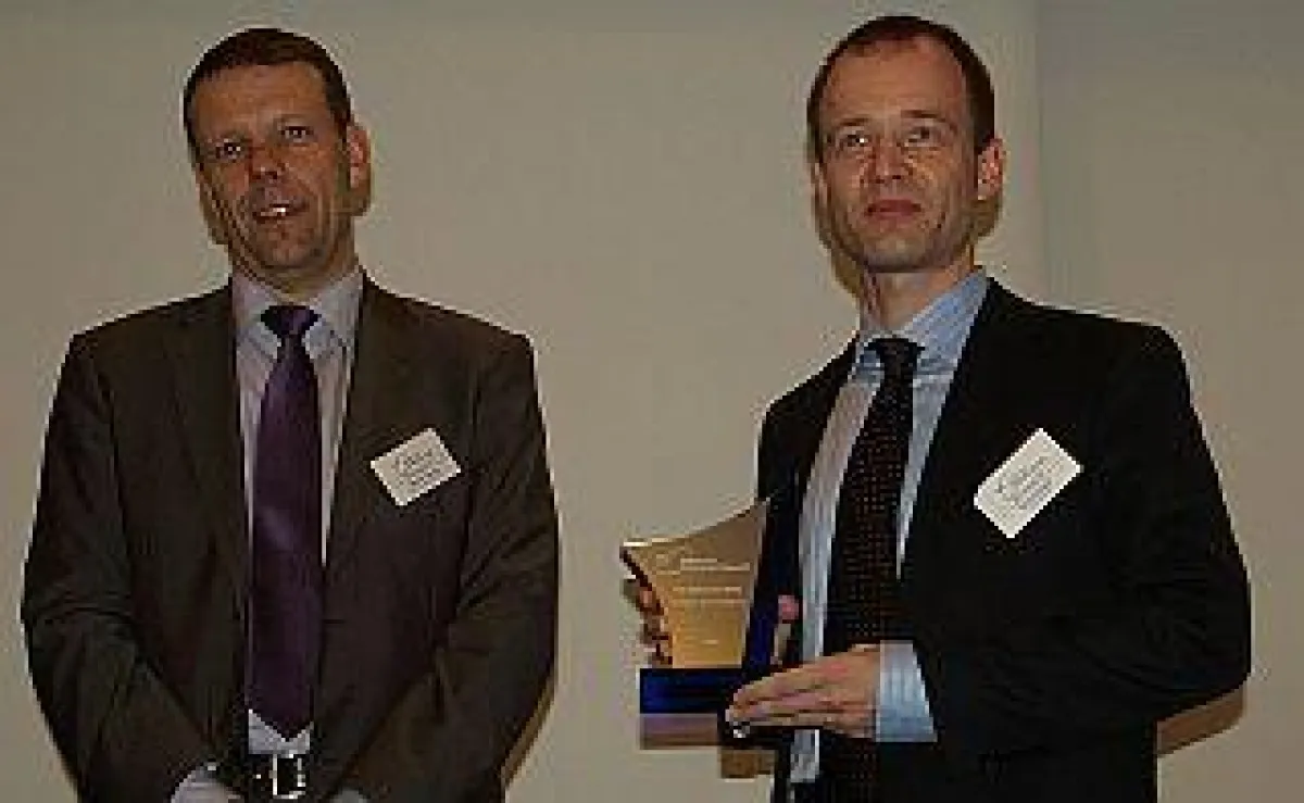 Boris Gebauer (rechts), erhielt vom wissenschaftlichen Direktor des Center for Enterprise Research (CER), Professor Dr.-Ing. Norbert Gronau, die Auszeichnung “ERP-System des Jahres 2009, Sieger in der