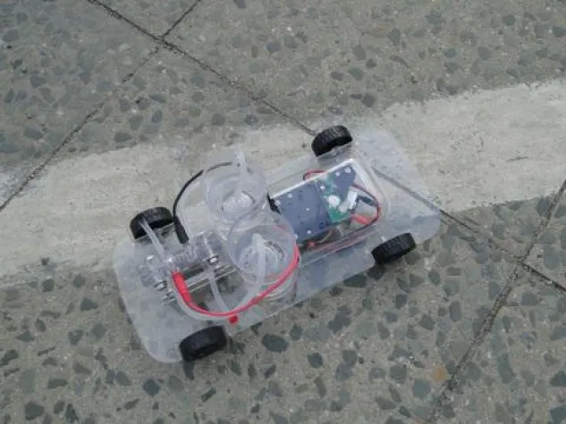 Bild: Schüler bauen Elektroautos