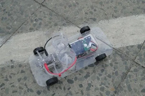 Bild: Schüler bauen Elektroautos