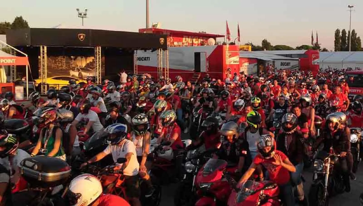 „Ducatisti“ in Misano  (Foto: AUDI AG)