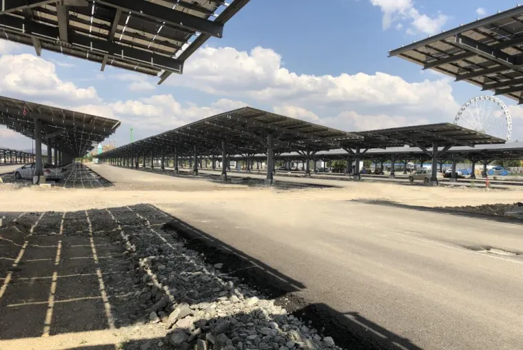 Mega-Spaß und Mega-Watt: Vergnügungspark Ankapark produziert Rekordmenge an Solarstrom auf dem Parkhaus. Bild: Mega-Spaß und Mega-Watt: Vergnügungspark Ankapark produziert Rekordmenge an Solarstrom auf dem Parkhaus.