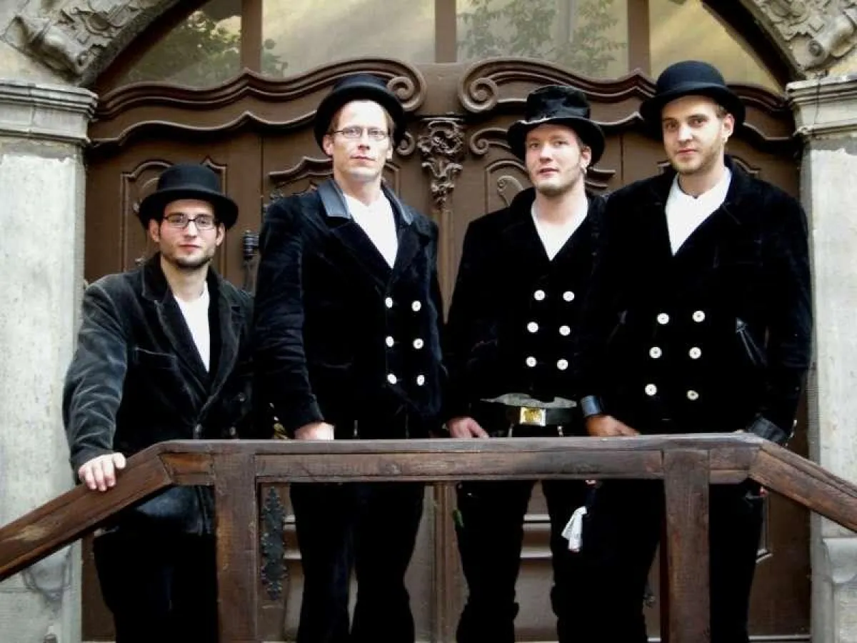 Die vier Zimmerleute auf der Walz (v. l. n. r.: Simon, Raimond, Marcel, Lucas) bei ihrem Zwischenstopp im Kulturhistorischen Museum Magdeburg.