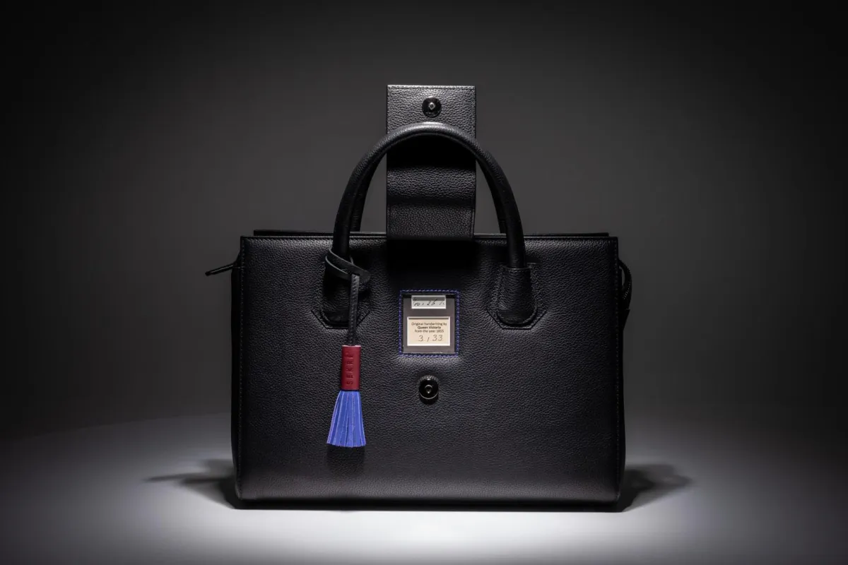 SEKRÈ-Hadtasche mit Schriftstück von Queen Victoria aus dem jahre 1855