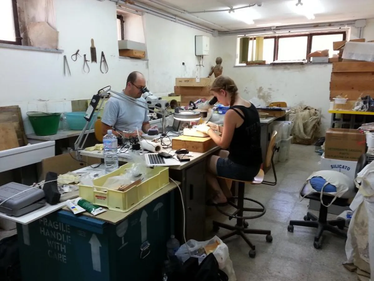 Nachwuchs-Restauratoren des RGZM in der Werkstatt des Archäologischen Museums in Aidone.  (RGZM )