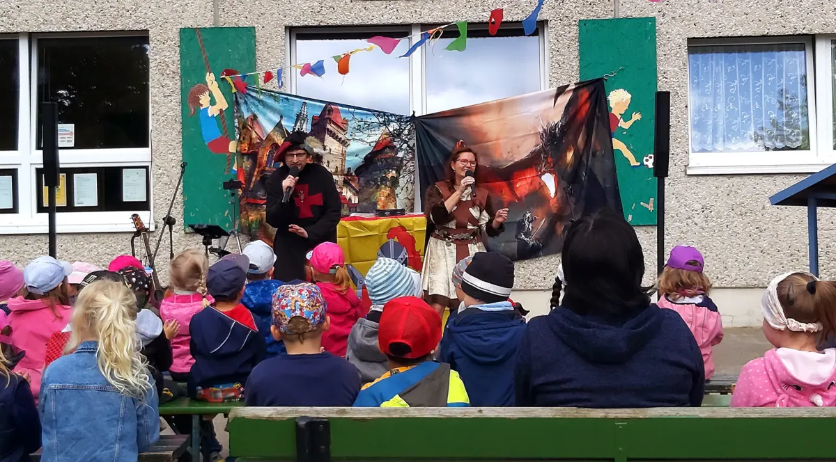Andrea Peters und Thomas Birkigt mit ihrem Bühnenprogramm »Das kleine Märchen-ABC« © (© © 2022 Anton J. Peters)