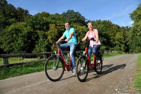 Elektrisiert in den Frühling: Herzogtum Lauenburg präsentiert sich als Pedelec-Region Bild: Elektrisiert in den Frühling: Herzogtum Lauenburg präsentiert sich als Pedelec-Region