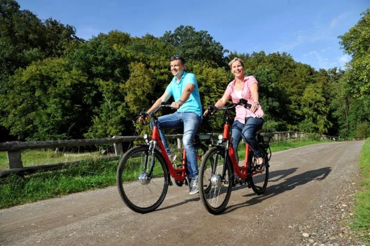 Elektrisiert in den Frühling: Herzogtum Lauenburg präsentiert sich als Pedelec-Region Bild: Elektrisiert in den Frühling: Herzogtum Lauenburg präsentiert sich als Pedelec-Region