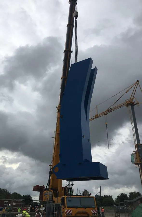 Einheben der Brückenpylone an der Nesserlander Schleuse