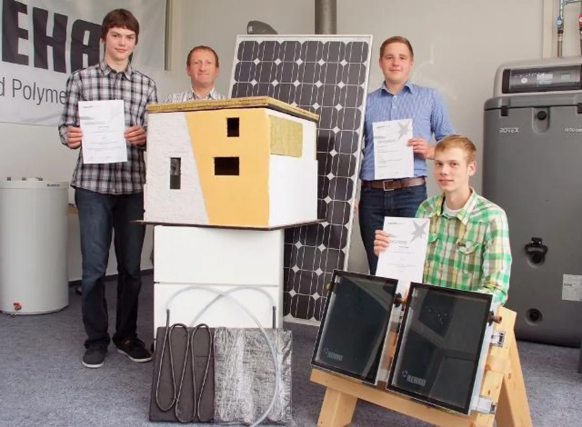 Philipp Droske, Benjamin Schade und Max Wieczorek (18, Gothaer Ernestinum) mit dem Siegermodell
