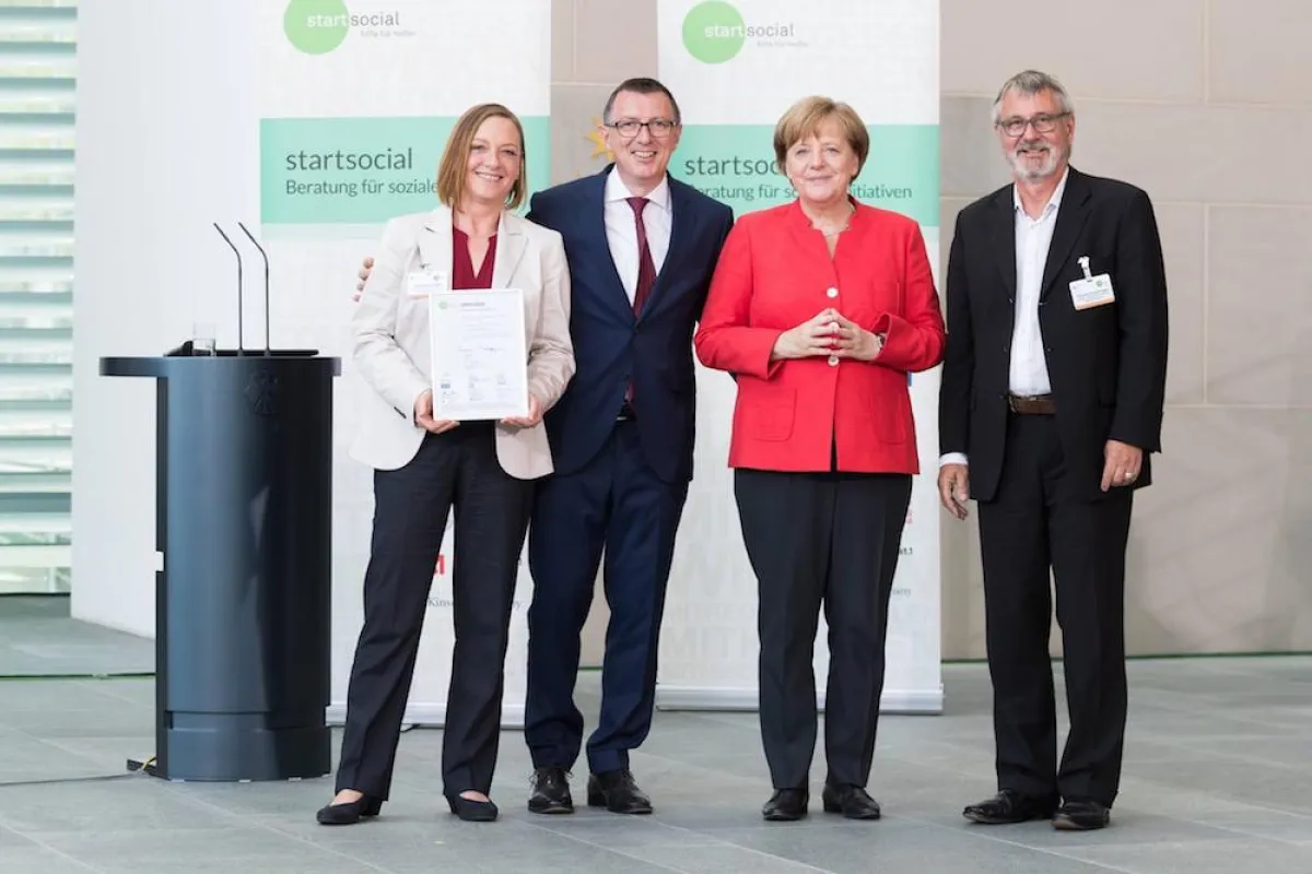 (c) startsocial e.V. - Thomas Effinger | Preisübergabe durch Frau Dr. Merkel