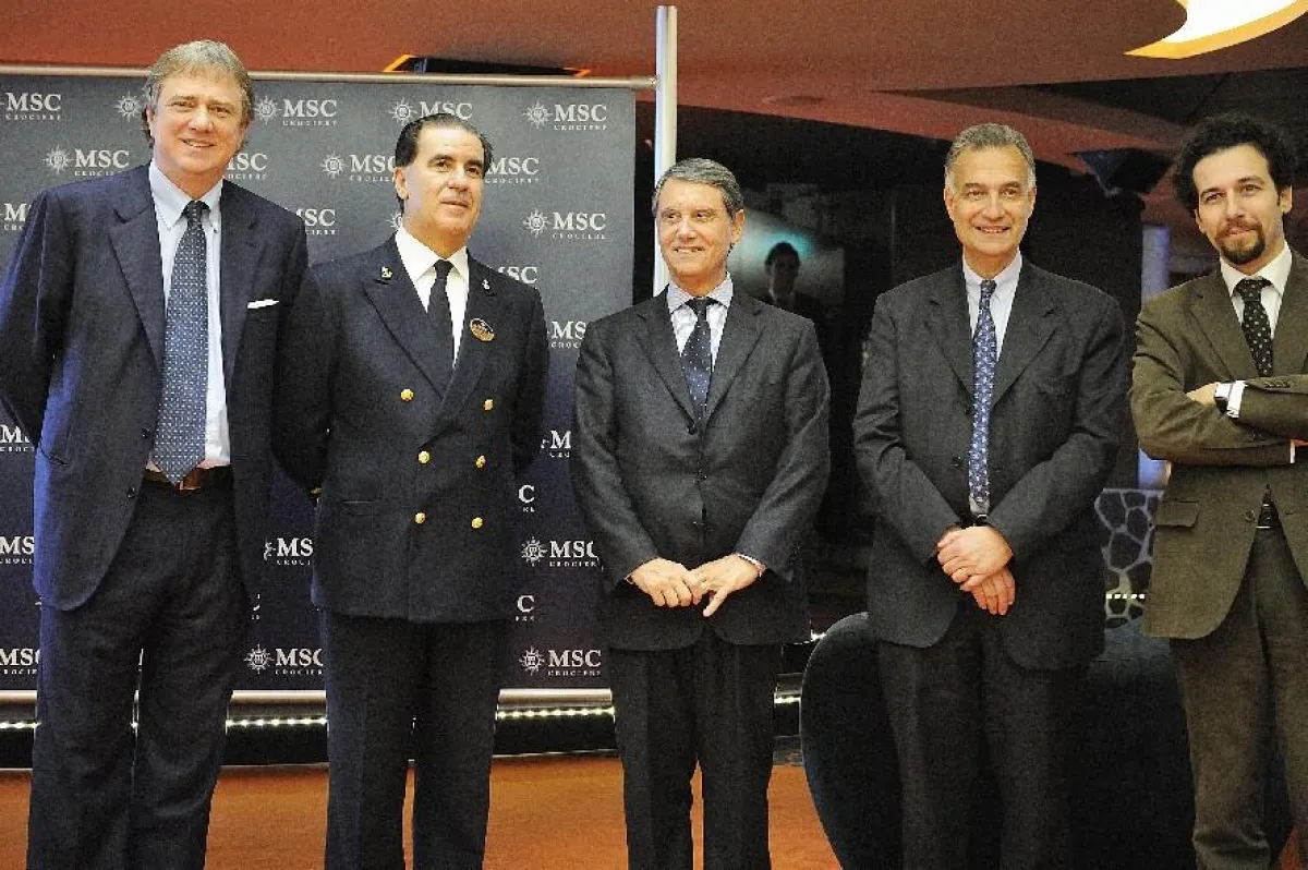 Das Foto zeigt den Besitzer der Mediterranean Shipping Company, Pier Francesco Vago bei der Übergabe der MSC Fantasia mit Werftchef Jacques Hardelay und dem CEO MSC Crociere, Gianluigi Aponte.