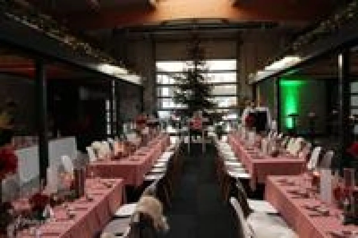 Das Hotel hat die Weihnachtsfeier für seinen Kunden unter dem Motto Hüttenzauber veranstaltet