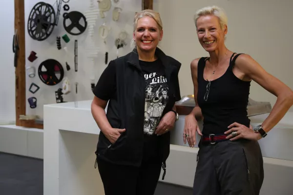 Bild: Biokunststoff tritt auf die Modewelt. WALK4FUTURE – zu Fuß von Klosterneuburg nach Paris