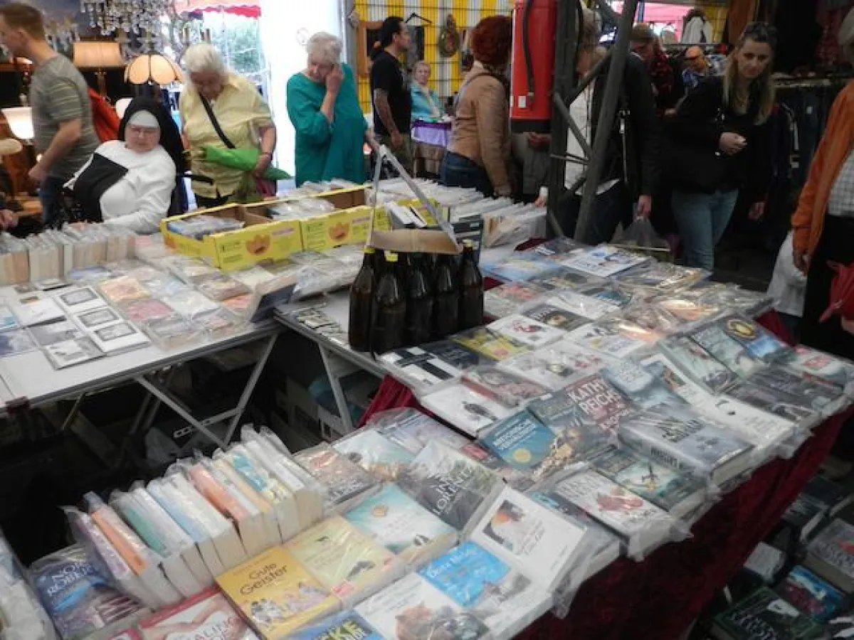 Bücherstand auf dem Trödelmarkt Aachener Platz