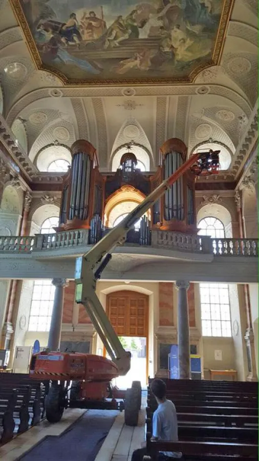 Die schmale, emissionsfreie Hybrid-Arbeitsbühne konnte in der Schloßkirche optimal eingesetzt werden