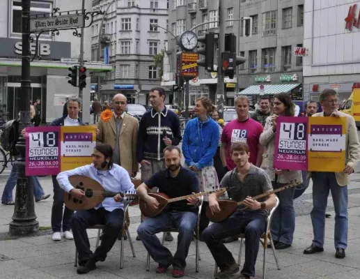 Bild: Völker Neuköllns, kommt auf diesen Platz