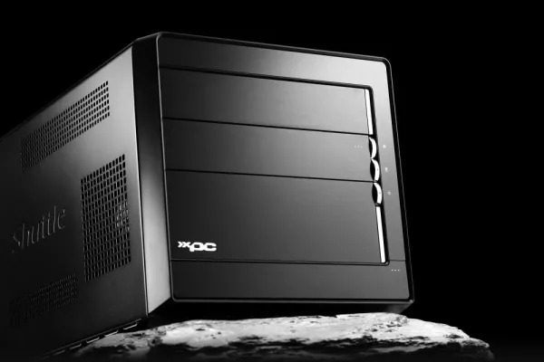 Bild: Brachiale Leistung im tiefschwarzen Gewand: Shuttle XPC Barebone SD39P2