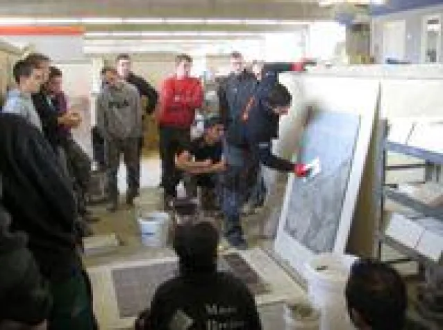 Bild: Tatkräftiger Service für den Nachwuchs