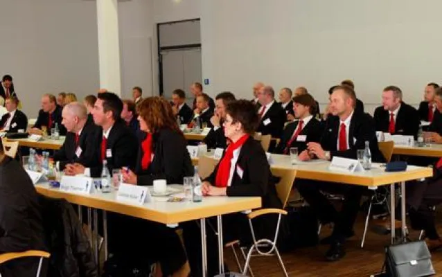 Ausbildungszentrum: Erfolgreiche Führungskräftequalifikation in Kooperation mit der FH Frankfurt Bild: Ausbildungszentrum: Erfolgreiche Führungskräftequalifikation in Kooperation mit der FH Frankfurt