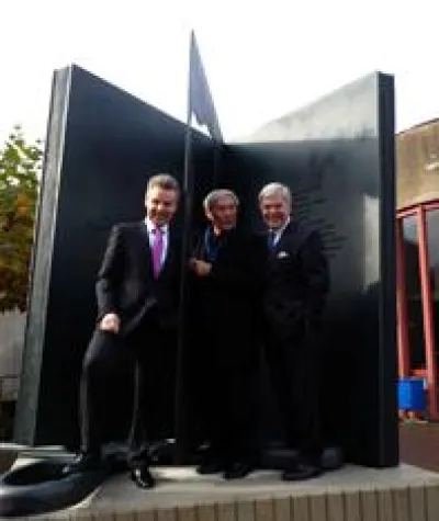 Dr. Lutz Aengevelt stiftet neues Heine-Denkmal für die Heinrich-Heine-Universität Düsseldorf Bild: Dr. Lutz Aengevelt stiftet neues Heine-Denkmal für die Heinrich-Heine-Universität Düsseldorf