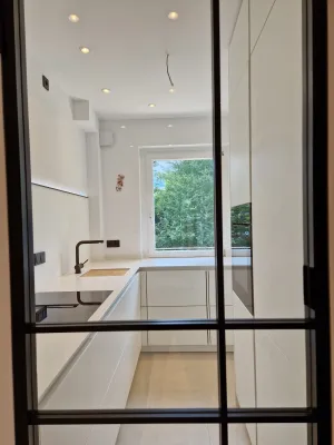 Bild: Küchenprojekt in Frankfurt: Zeitlose Eleganz in Weiß mit klaren Linien und hochwertiger Ausstattung