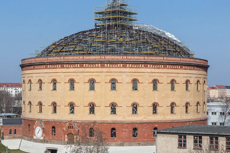 Bild: Hohe Montageleistung und sichere Arbeitsebenen