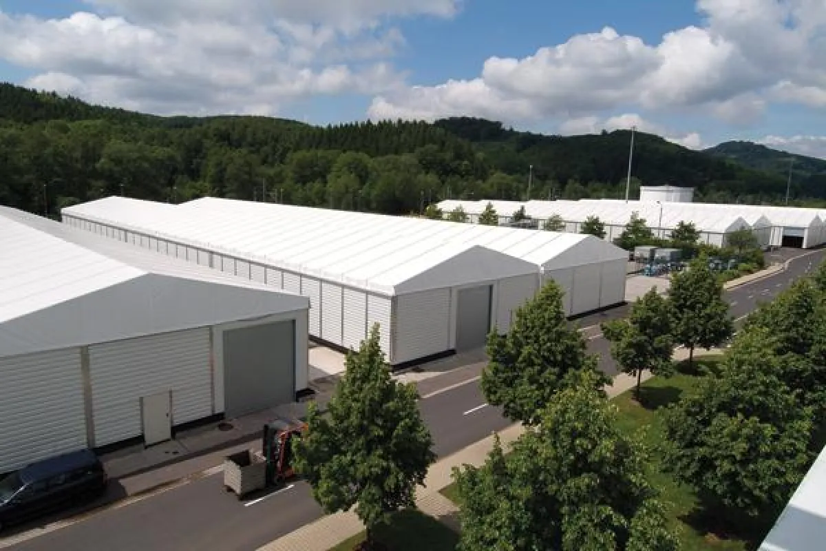 Für Opel baute der Hallenspezialist sechs zweischiffige Lagerhallen zur Miete mit mehr als 16.000 Quadratmeter Fläche.