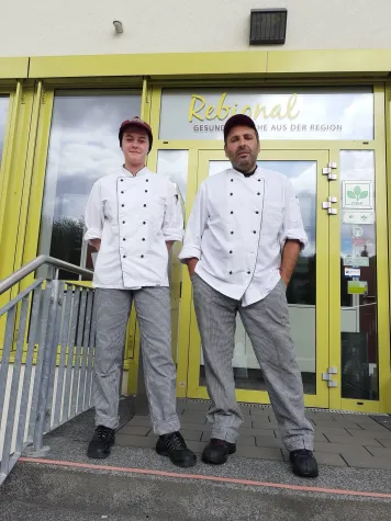 Willkommen im Team Drei Nachwuchsköche bei Rebional Bild: Willkommen im Team Drei Nachwuchsköche bei Rebional