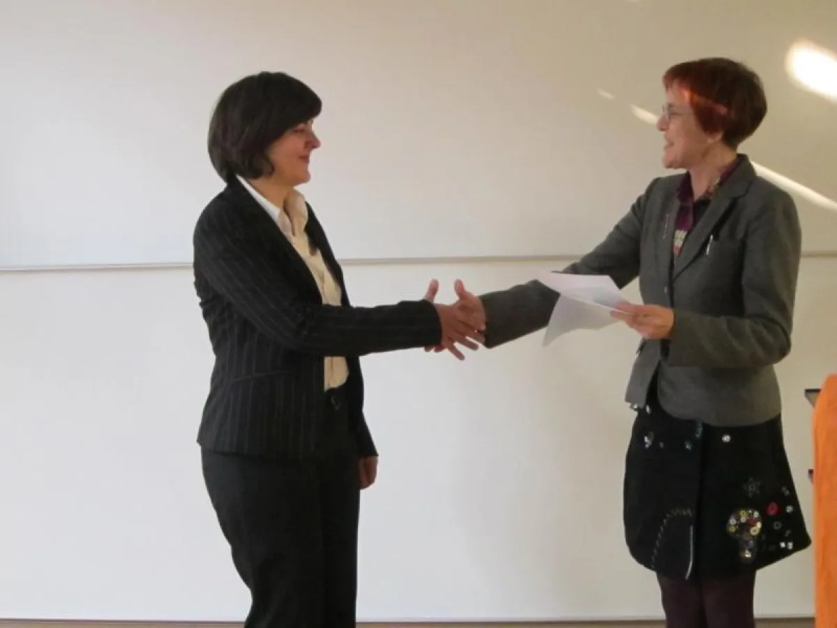 FH-Vizepräsidentin Prof. Dr. Eva-Maria Ulmer überreicht den Preis an Ana Cvitkovic.