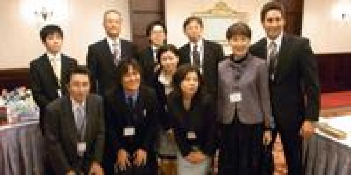 Matthias Rampf (rechts) und Yoshiaki Naganuma (2. Reihe, 2. von links) feiern mit wichtigen Kunden und Partnern wie der Firma Tera