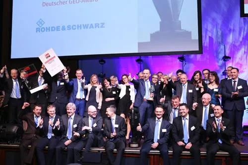 Bild: Der GEO-Award-Sieger Rohde & Schwarz Teisnach erhält seine Auszeichnung