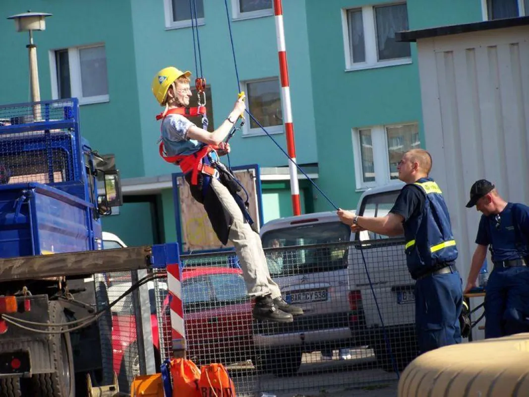 THW-Helfer vermitteln den Rettungssatz mit Hilfe einer Kletterstation