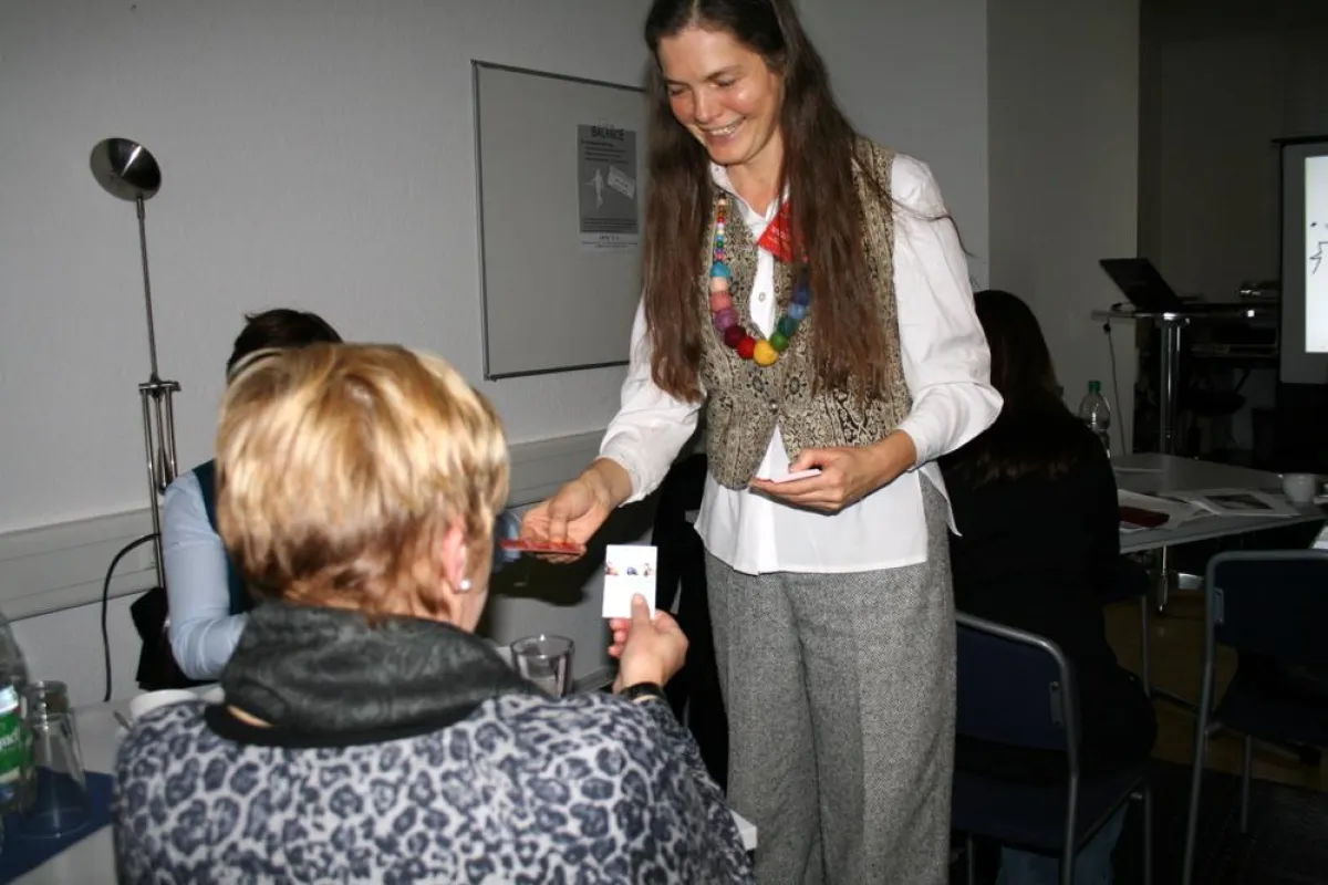 PETEK Teilnehmerin verteilt Visitenkarte