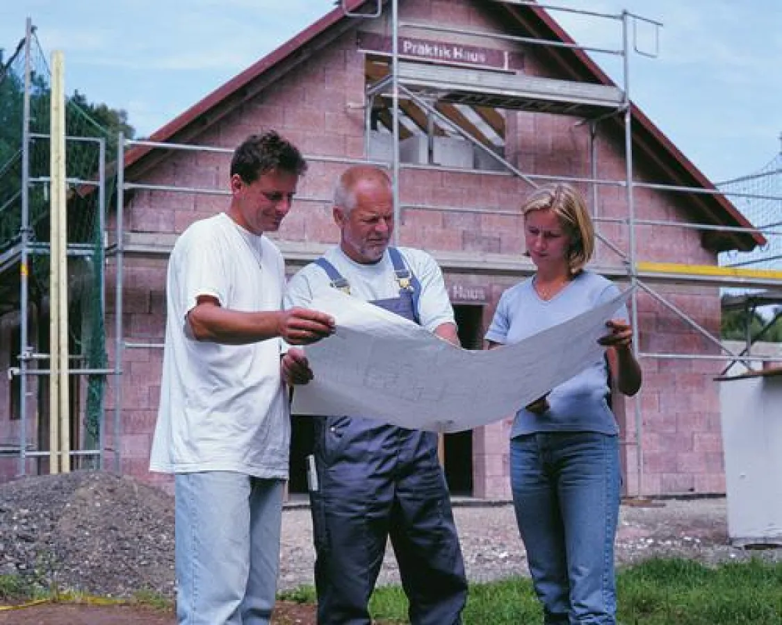 Zum Selbstbaupaket von PraktikHaus gehören Ingenieurleistungen ebenso wie hochwertige Baumaterialien. Bild: tdx/PraktikHaus