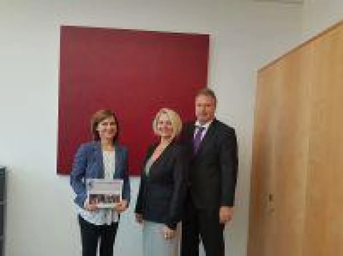 v.l.n.r.: Doreen Blume (IfKom), Prof. Dr. Ada Pellert (FU Hagen), Dipl.-Ing. Heinz Leymann (IfKom)