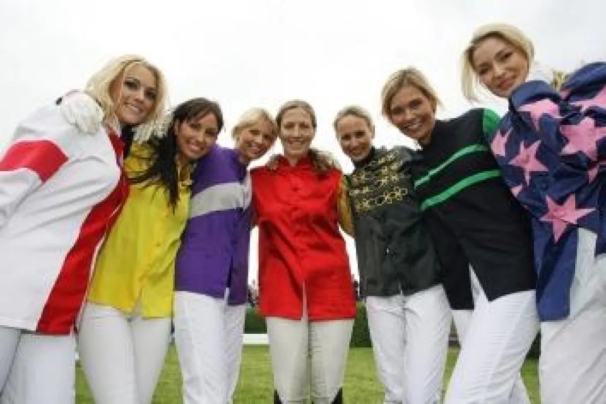 Die Teilnehmerinnen beim Miss-Promirennen  Foto: Frank Sorge