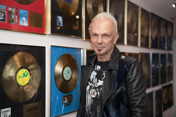 Bild: Scorpions-Chef Rudolf Schenker schläft mit BEMER.