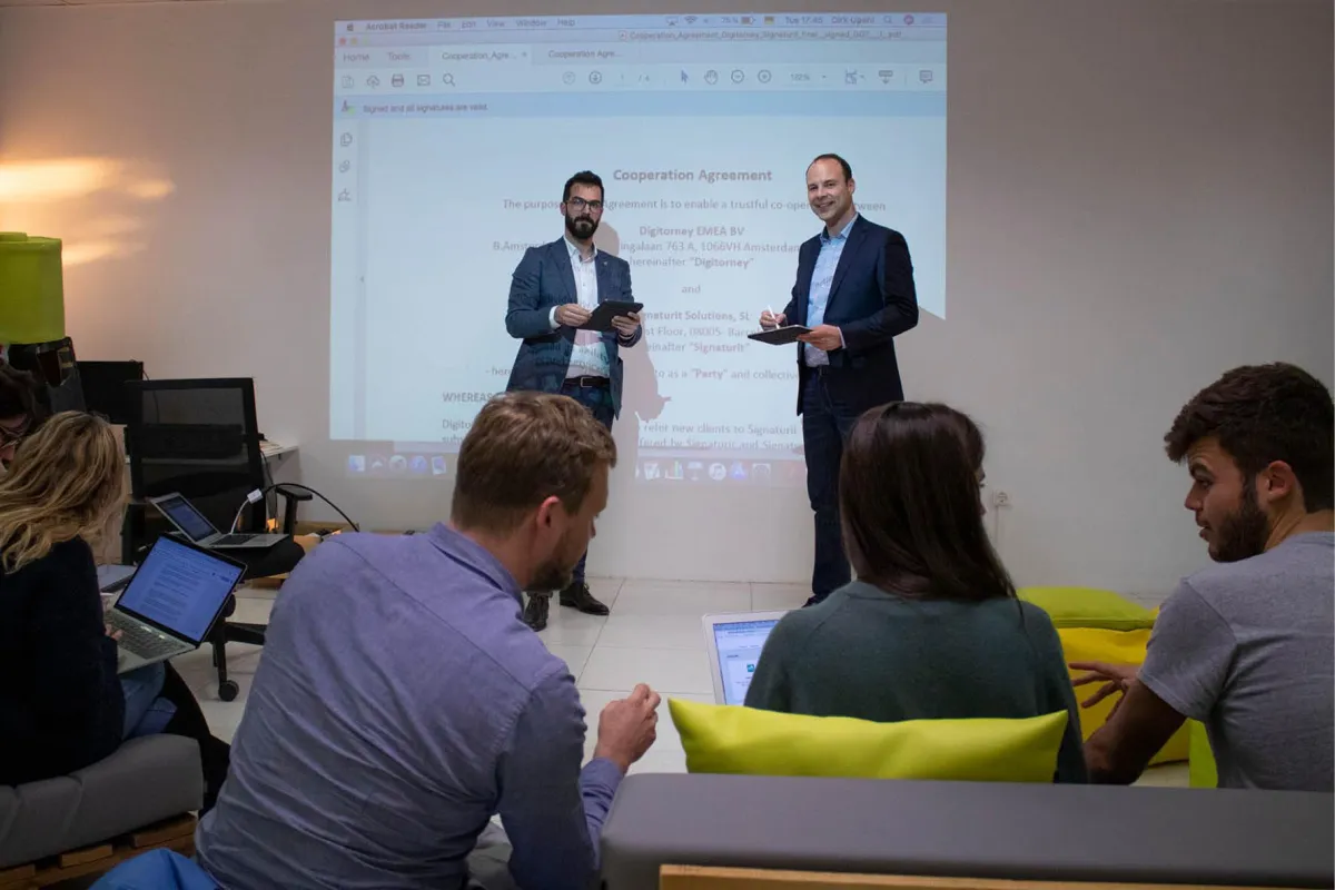 Juan Zamora, CEO von Signaturit (links) und Dr. Rüdiger Theiselmann, CEO von Digitorney