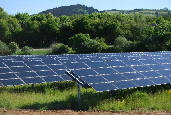Erik Tröster veräußert erfolgreich Fondsobjekt "PV-Anlage Stierberg I" in Bad Dürrheim Bild: Erik Tröster veräußert erfolgreich Fondsobjekt "PV-Anlage Stierberg I" in Bad Dürrheim