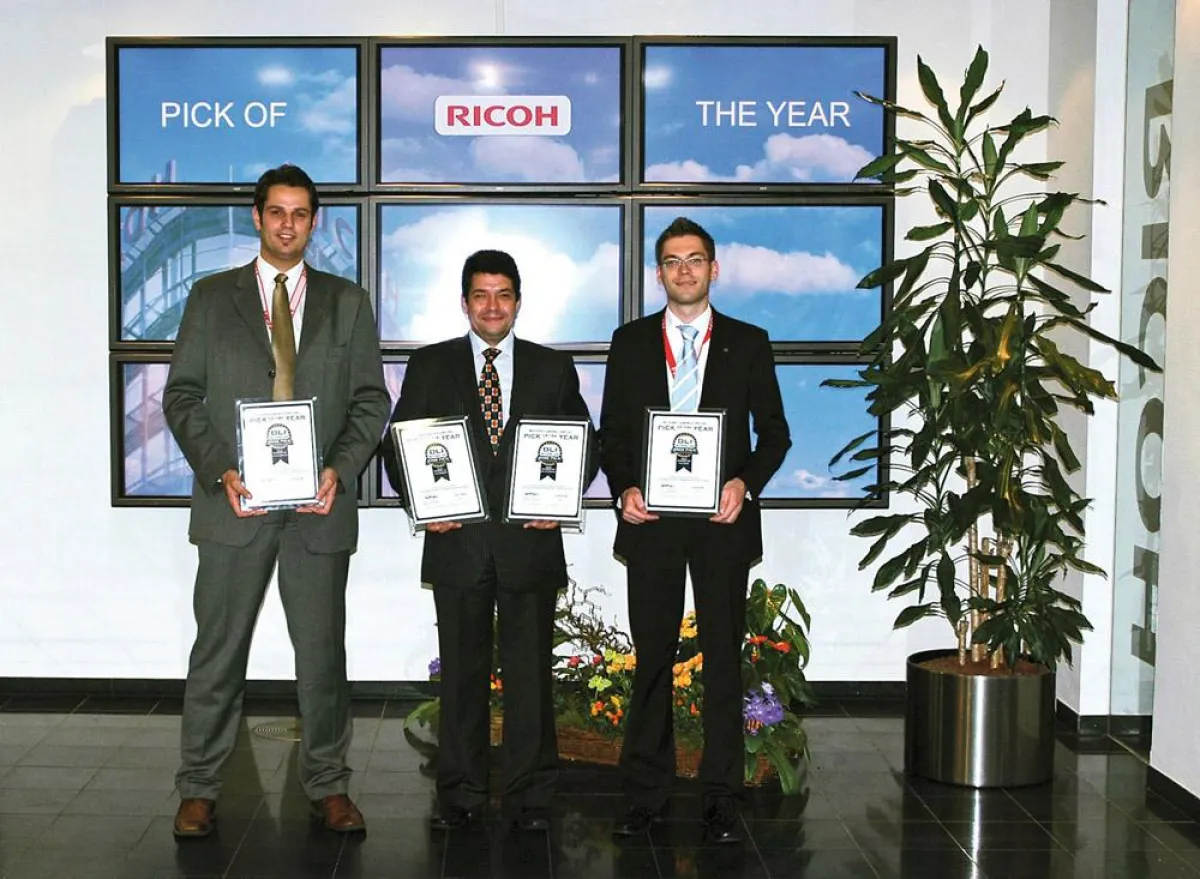 Freuen sich über vier Auszeichnungen für Ricoh: Frank Küchelmann (links) und Jan Hellmold (rechts), beide Produktmanagement Ricoh Deutschland mit Dean Armstrong von BLI (Mitte).