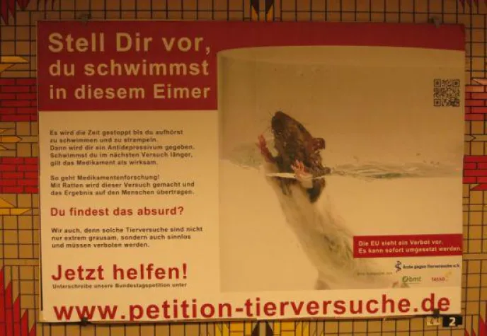 Bild: Plakataktion gegen Tierversuche in Berlin