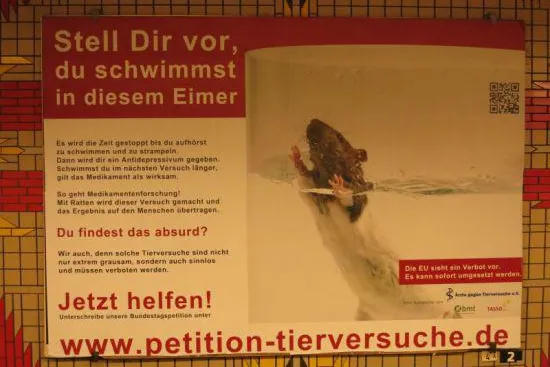 Bild: Plakataktion gegen Tierversuche in Berlin