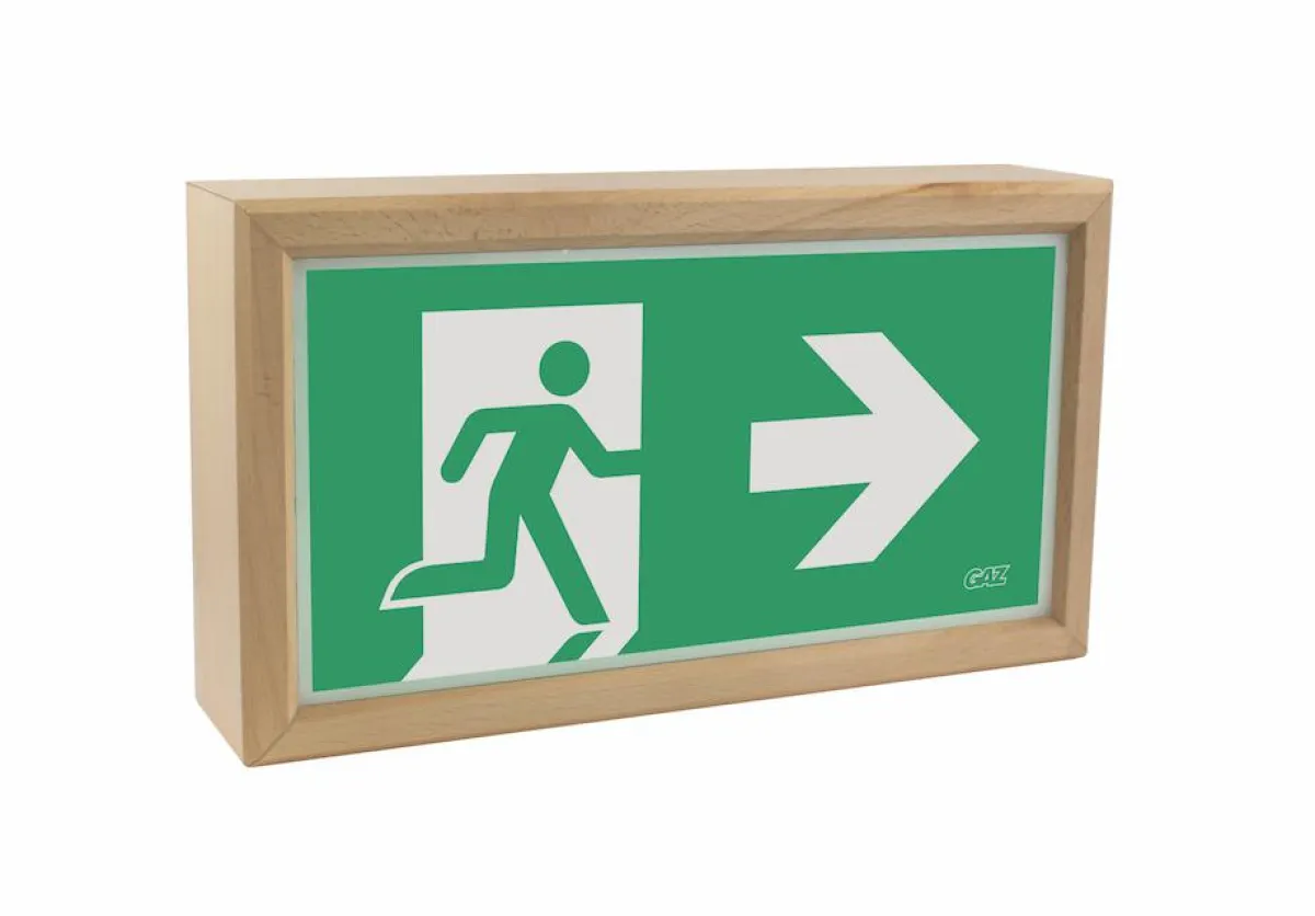 Das NATURAL CASE ist eine Rettungszeichenleuchte aus Buche zum Anbringen an die Wand mit einer Erken