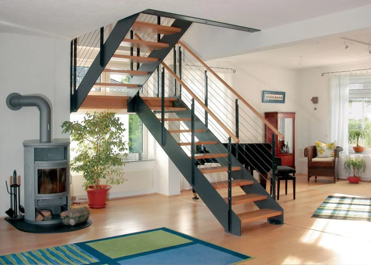 Freistehend in den Wohnraum integriert, können mit einem modernen Treppenmodell verschiedene Wohnbereiche optisch voneinander abgegrenzt werden. Bild: tdx/Treppenmeister