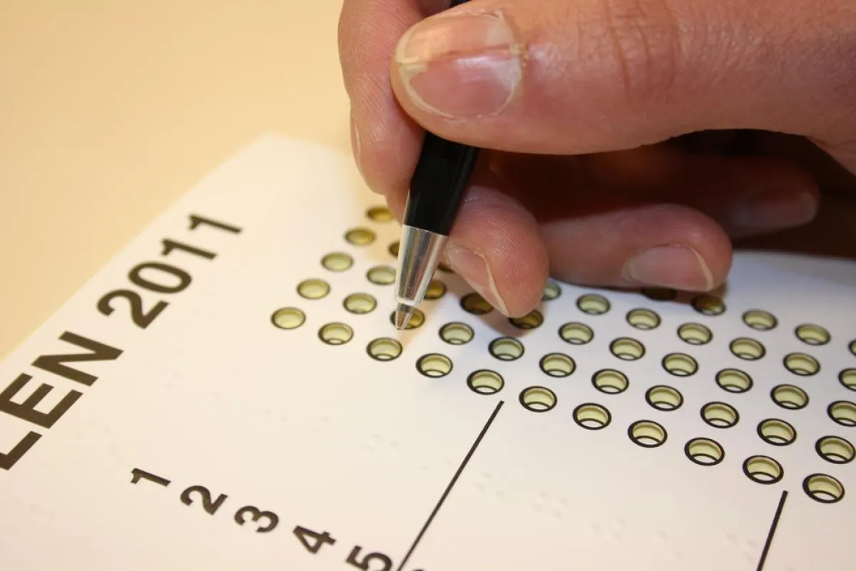 Dank Schablone machen Blinde und Sehbehinderte eigenständig ihr Kreuz